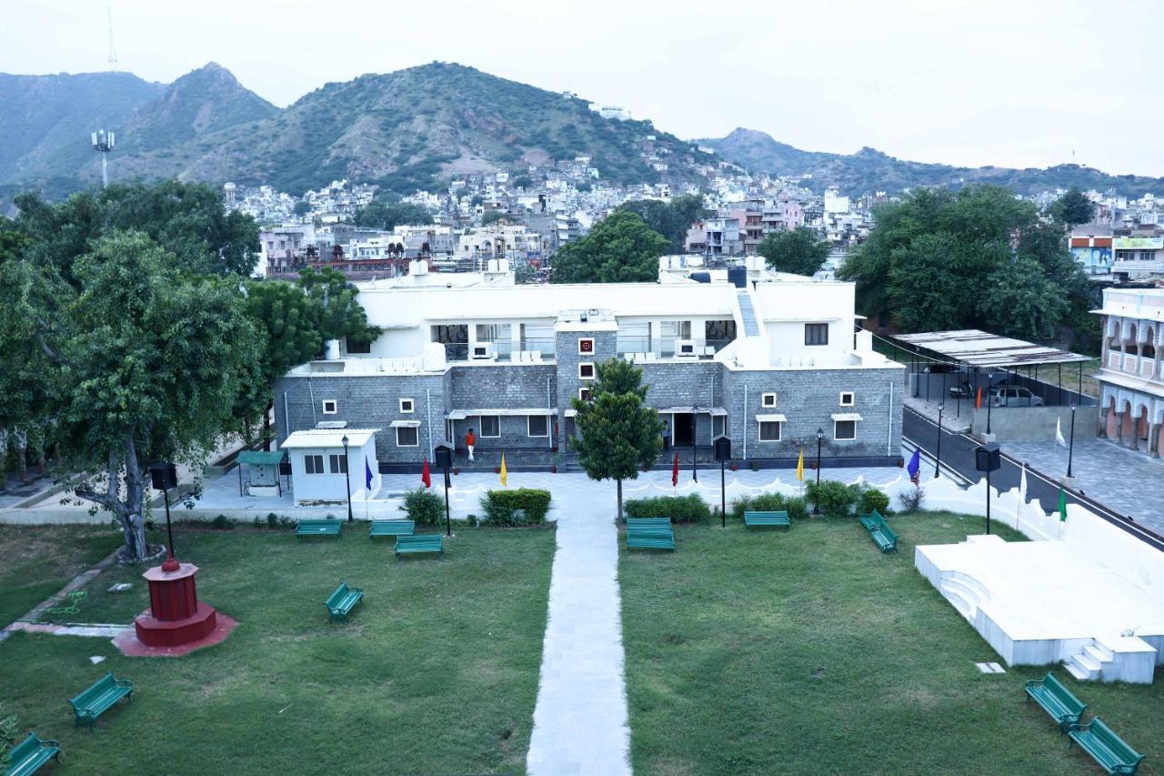 Hotel King Edward Memorial 50 Mtrs From Railway Station Ajmer Exterior foto